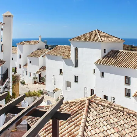 Three-bedroom In Los Monteros Appartement *