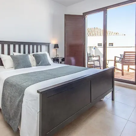 Three-bedroom In Los Monteros Appartement *