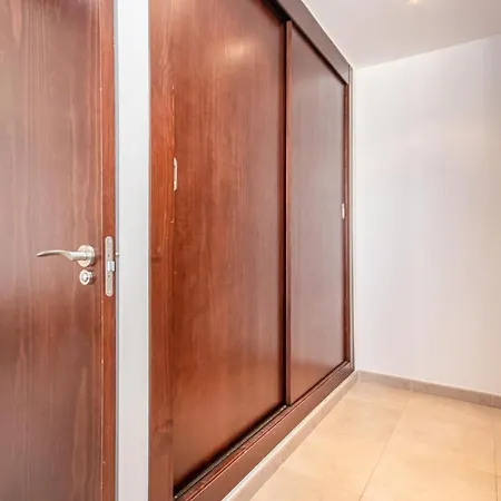 Three-bedroom In Los Monteros Appartement