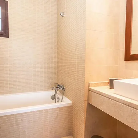 Three-bedroom In Los Monteros Appartement